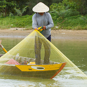 越南渔民用大网捕鱼图片