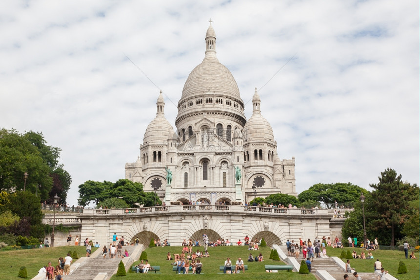 巴黎法国7月28日夏季神圣的CoeurBasilica教堂大中世纪教堂圣心流行地标最高市点2013年7月8日法国巴黎欧洲图片