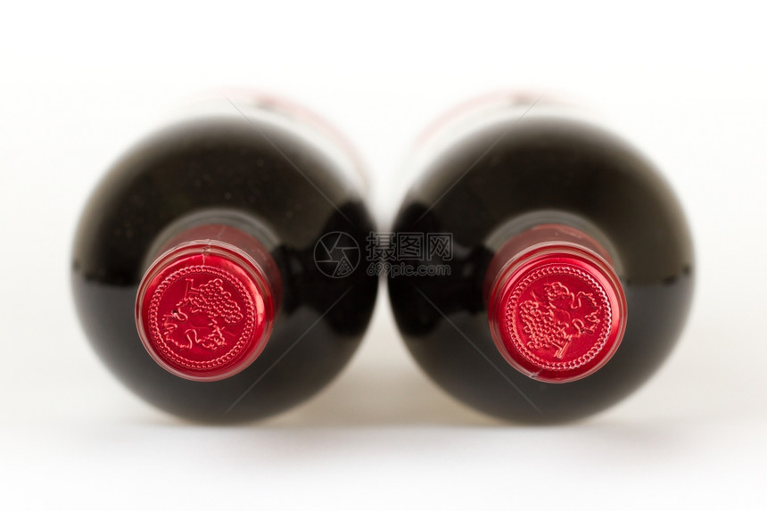 两瓶白背景的葡萄酒图片