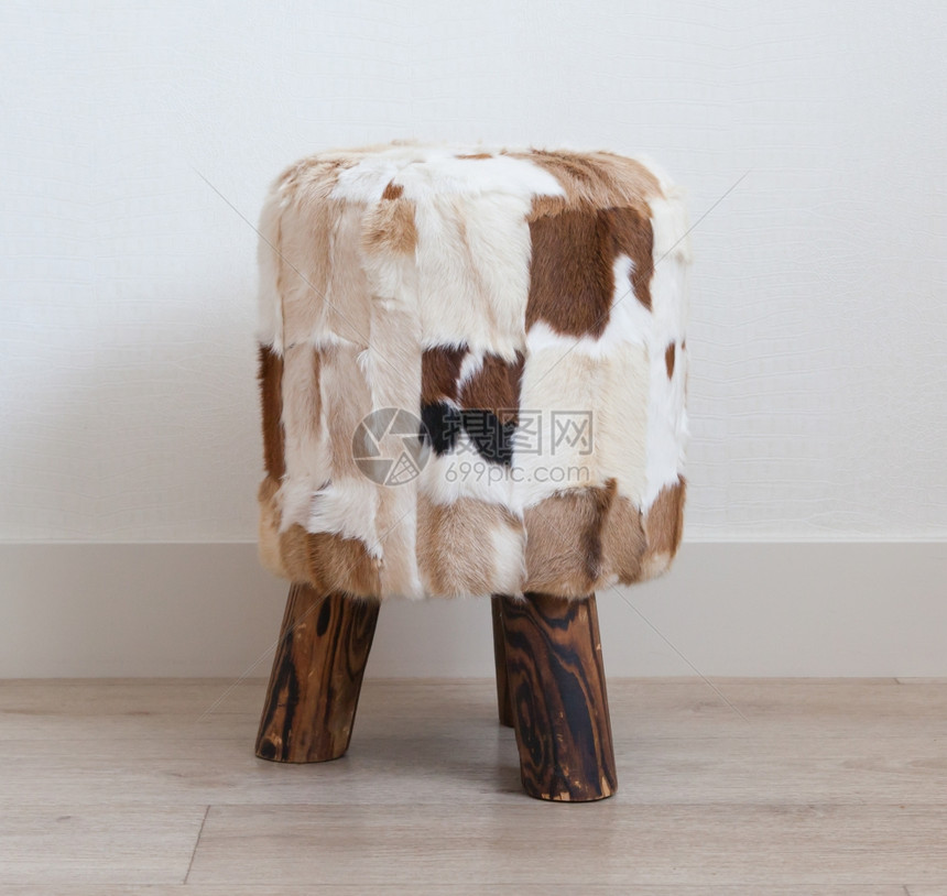 用牛油和木制成的小凳子图片