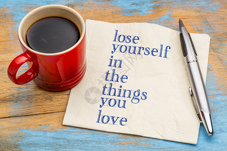 在你爱的东西中迷失了自己手写在餐巾纸上一杯咖啡背景图片