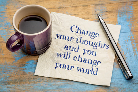 改变你的想法会改变的世界手写在餐巾纸上一杯咖啡思想高清图片素材