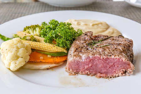牛排手机端模板不同类型的肉新鲜生红肉类市场与餐具背景