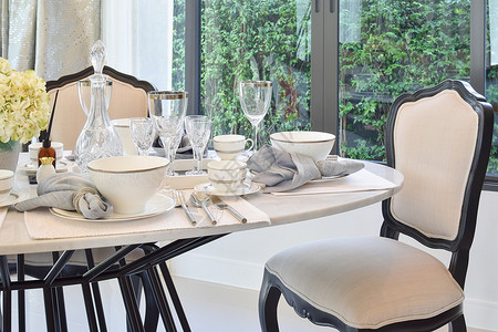 现代家庭餐桌椅和舒适布优雅背景图片