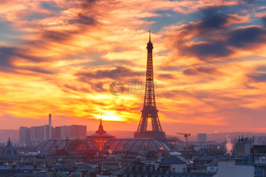 Eiffel高塔和巴黎屋顶的空中景象图片