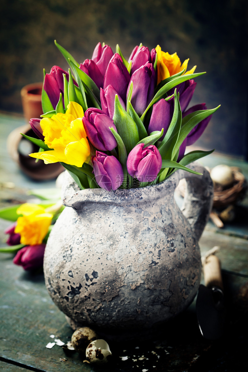 美丽的春季郁金香花束东方鸡蛋和木制桌上的园具春季东方或园艺概念图片