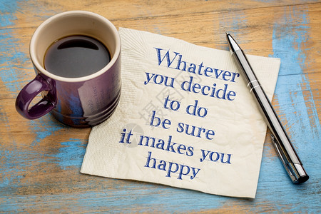 无论你决定做什么保证你快乐的手写在餐巾纸上一杯咖啡笔高清图片素材