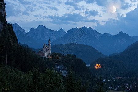 闻名世界的纽施万斯坦城堡夜晚德国欧洲里程碑图片