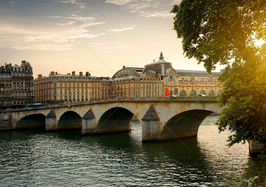 巴黎的BridgeOrsay法国阳光明媚的夜晚图片
