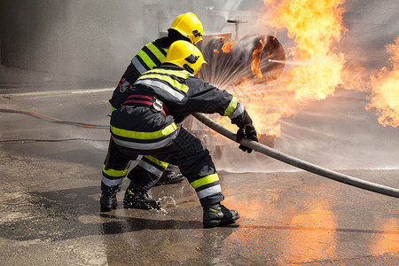 消防员在一次训练演习中攻击丙烷火图片