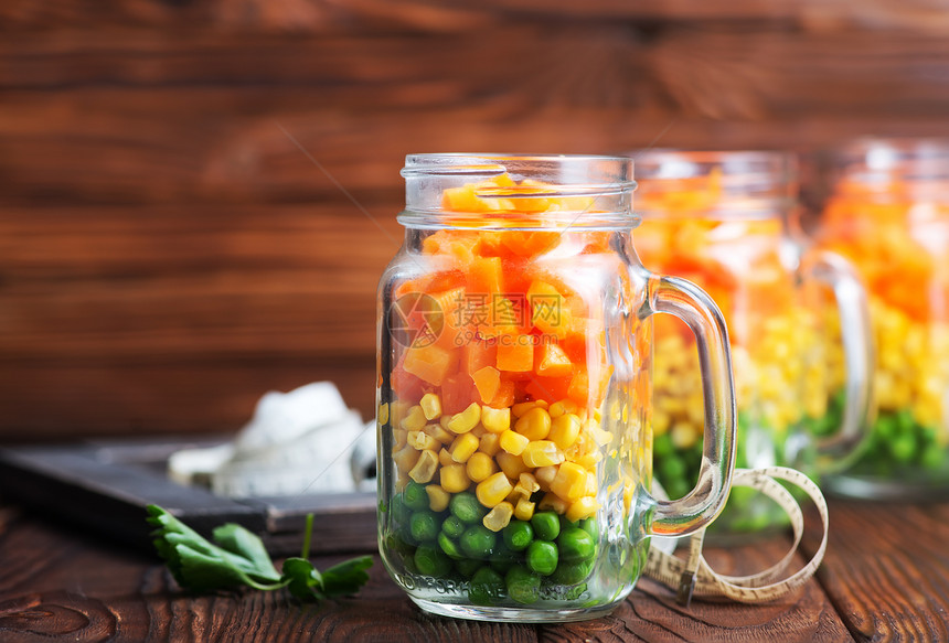 将混合蔬菜放在玻璃罐里图片