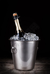 香槟瓶装在有冰的桶里图片