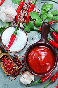 餐桌上的辣椒酱和香味料背景图片