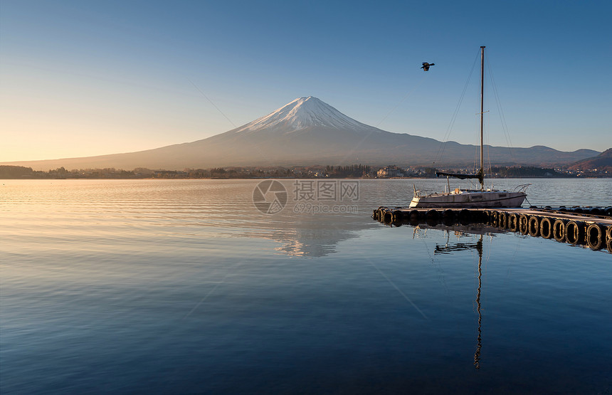 清晨的藤山与川口子湖的反省图片