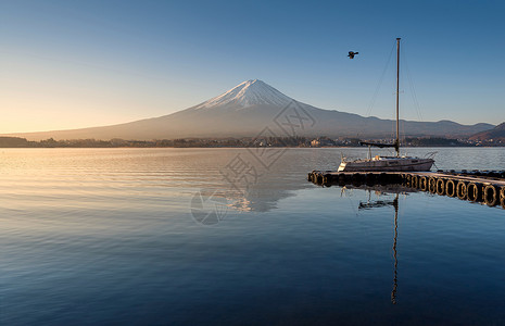 无峰不起浪清晨的藤山与川口子湖的反省背景