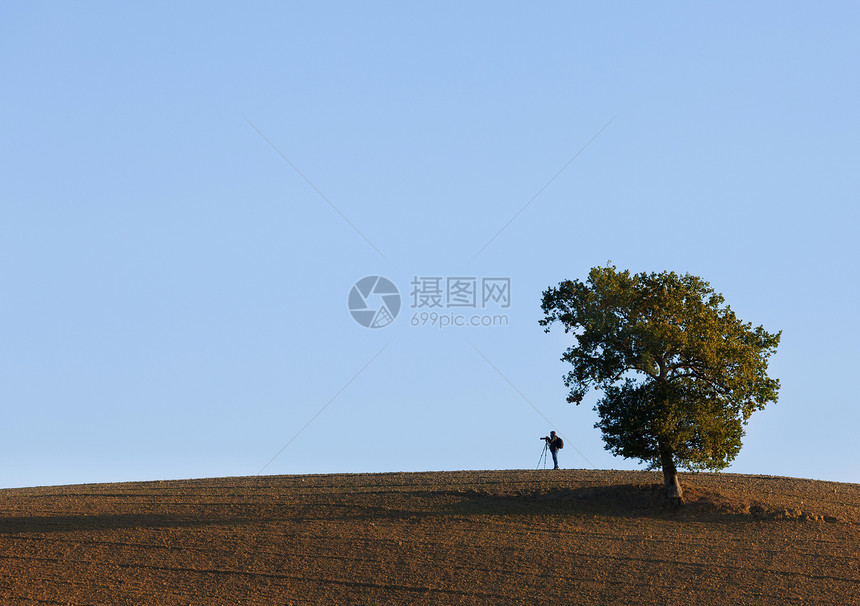 蓝天上山的摄影师图片