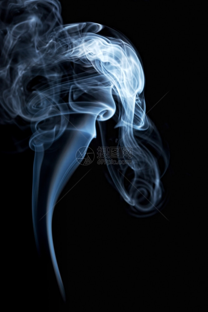 黑色背景的抽象烟雾图片