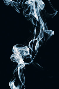 黑色背景的抽象蓝烟背景图片