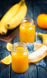 香蕉果汁和桌上橙子图片