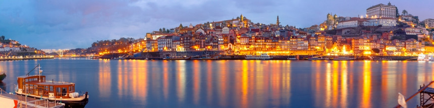 蓝色时段在葡萄牙的波尔图老城里贝拉和波尔图老城晚上蓝色时段在杜罗河葡萄牙和有镜像反射图片