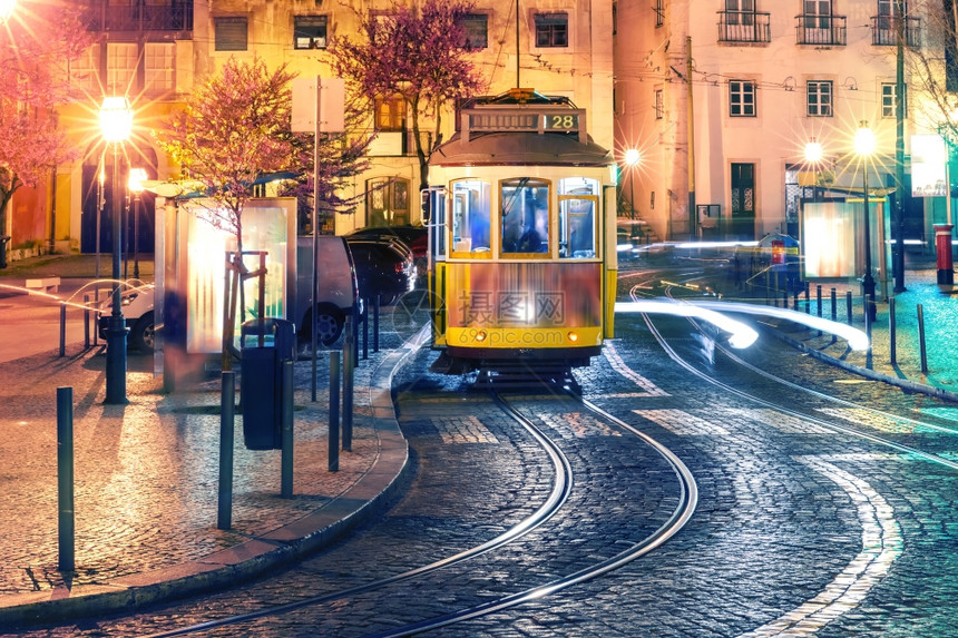 晚上在葡萄牙里斯本Alfama的Alfama黄色28电车晚上在葡萄牙Lisbon晚上在葡萄牙Lisbon老城最古的区Alfama图片