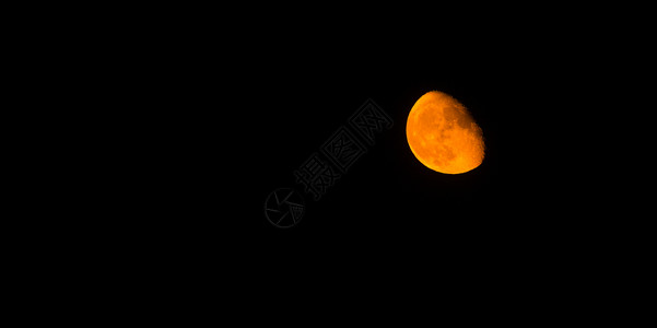 月亮在黑暗的夜中迎来橙色的怒吼背景图片
