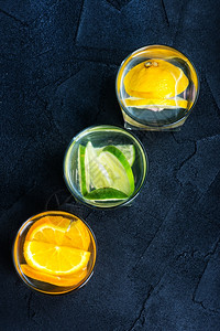 喝柠檬水饮料，含有丰富维生素C图片