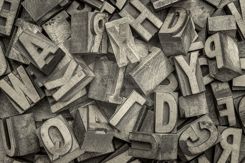 抽象字母随机印刷木型纸质打块的背景顶视图黑白刻图图片