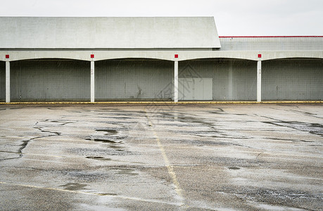 空停车场的雨关闭购物中心图片