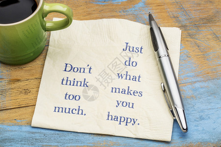 别想太多只要做你高兴的事就行了手写在餐巾纸和咖啡上背景图片