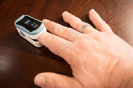 一个脚步感应器便于检查人体氧气水平和脉搏率背景图片