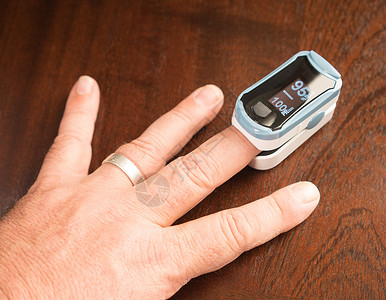 一个脚步感应器便于检查人体氧气水平和脉搏率背景图片