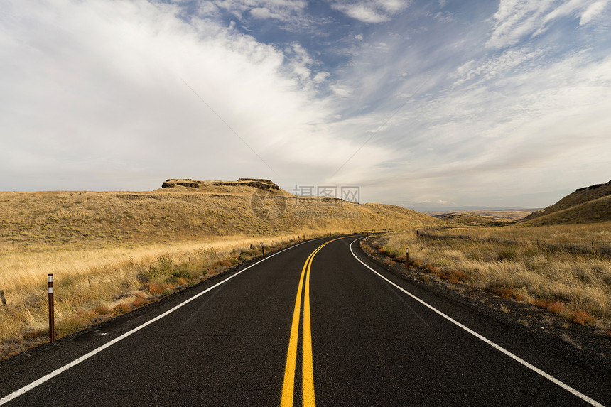 两条黑头巷路通经西风的俄勒冈州图片