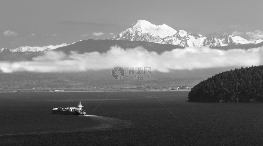 一艘大船在PigetSound与MtBaker俯视图片