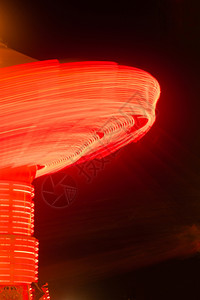 圆形夜灯狂欢节上到处走的灯光创造了红色的连线背景