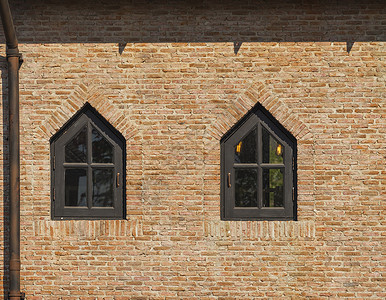 红砖墙和深棕褐漆木头窗三角形图片