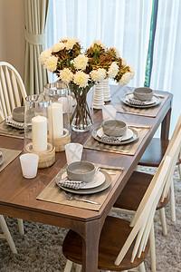 现代家庭餐桌椅和舒适布优雅背景图片