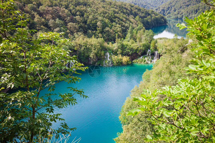 美丽的夏季森林湖泊和瀑布克罗地亚普利维茨公园图片
