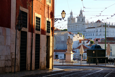 旧建筑上午葡萄牙里斯本街背景图片