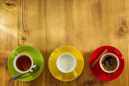 木板背景的三色咖啡杯图片