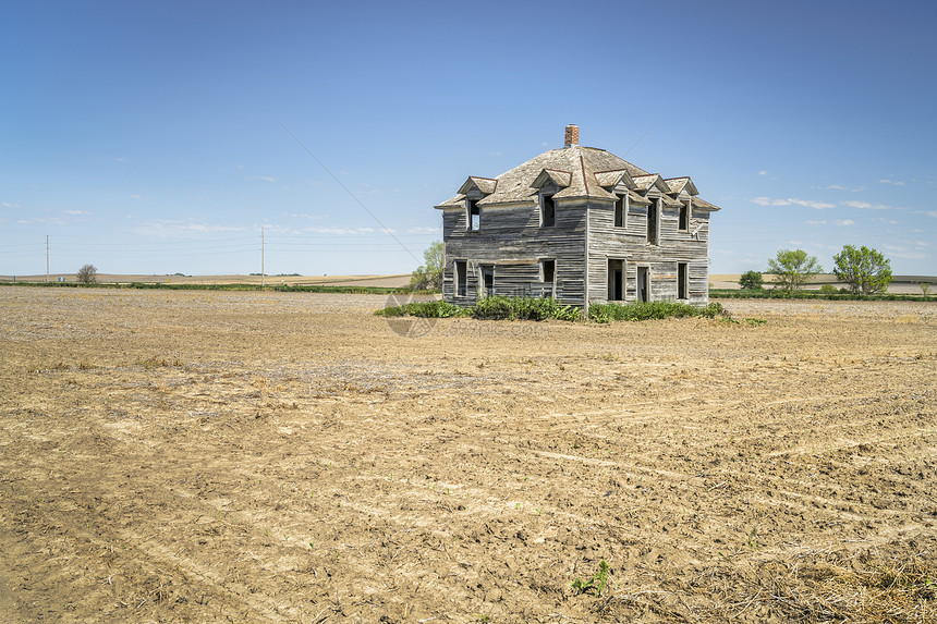Nebraska农村内布拉斯加景观田地中废弃旧房屋图片