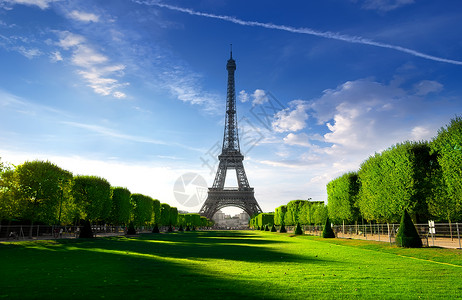 Eiffel铁塔法国早上在巴黎的SampsdeMars上图片