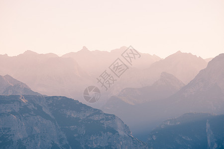 高山在日落时摇背景图片