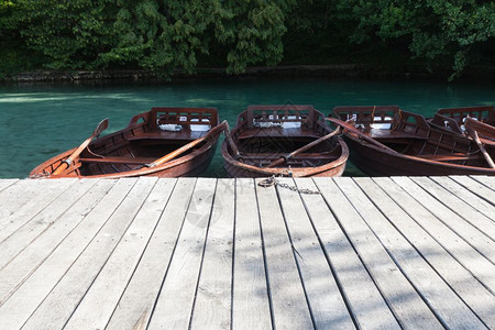 湖边码头附近的小木船背景图片