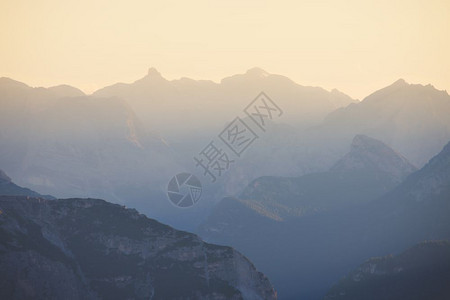 高山在日落时摇高清图片