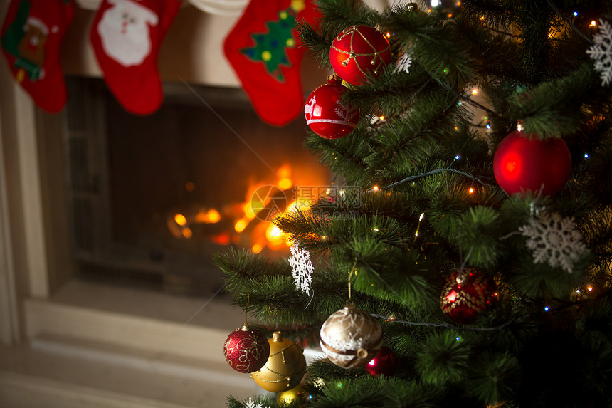 客厅圣诞树背景烧着的壁炉装有用于礼品的传统丝袜图片