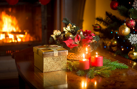 圣诞装饰花圈桌上放着燃烧的红蜡烛图片