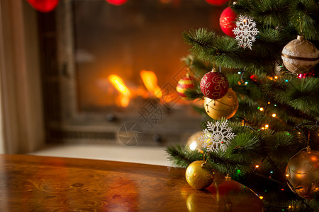在装饰的壁炉和圣诞树前面的木桌文本位置适合圣诞节背景图片