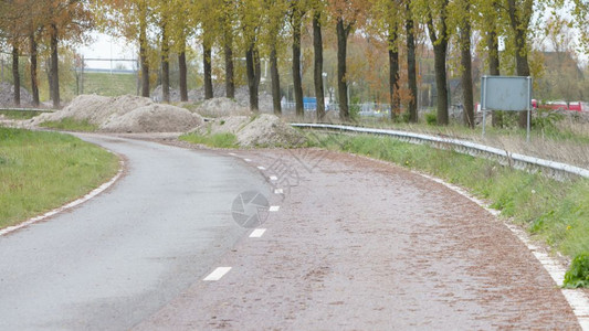 长时间没有使用的废弃道路背景图片