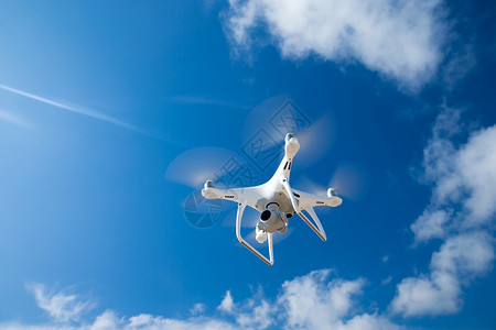 无人机在空中飞行遥远的高清图片素材